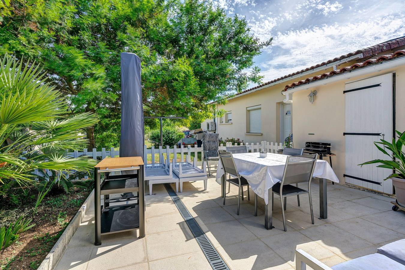 Gîte « Les Lauriers Roses Du 17 » avec terrasse privée, Wi-Fi et climatisation in Saint-Germain-du-Seudre, Région de Jonzac