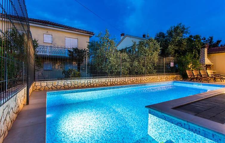 Appartement de vacances entier, Retraite en bord de mer : appartement confortable de 2 chambres avec piscine et terrasse, à 2,5 km de la plage in Silo (Krk), Krk