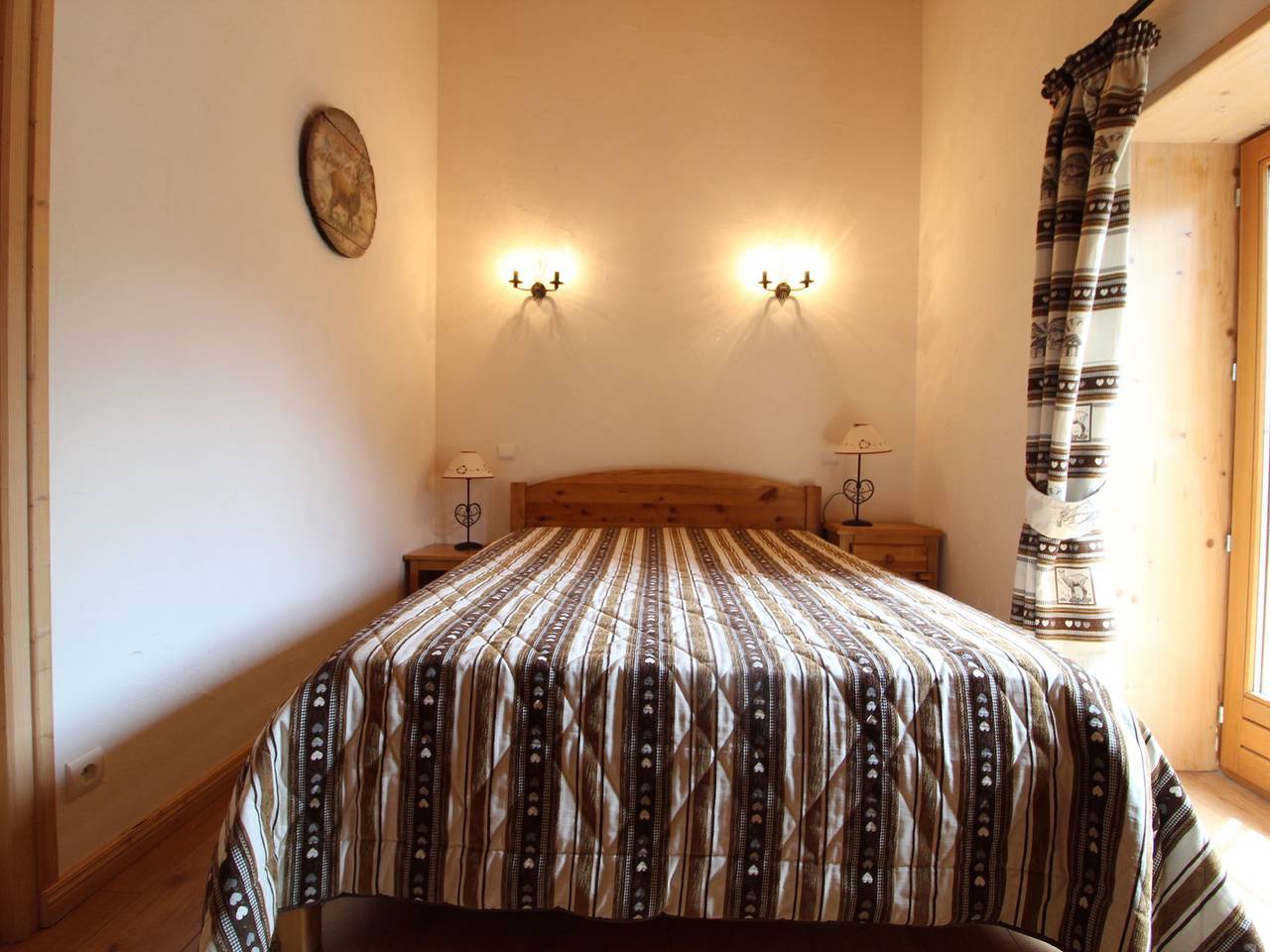 Entire apartment, Spacious 10-Person Duplex Apartment in Heart of Lanslebourg, Val-Cenis in Lanslebourg-Mont-Cenis, Saint-Jean-de-Maurienne region