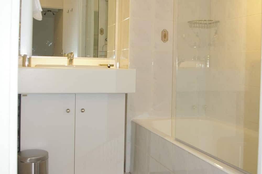 Apartamento entero, T3 2 dormitorios, jardín privado, a 200 metros de la playa. Bicicletas, Lino, Limpieza Incluidas in Saint-Jorioz, Parque natural regional del Macizo de Bauges