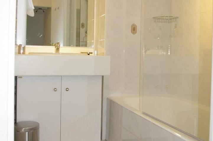 Ganze Wohnung, T3. 2 Bed Apart Private Garden, 200 m zum Strand. Fahrräder, Wäsche, Reinigung Inklusive in Saint-Jorioz, Parc naturel régional du Massif des Bauges