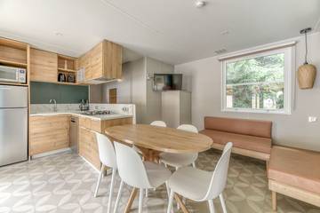 Caravane pour 6 personnes, avec terrasse ainsi que balcon/terrasse et sauna à Nant