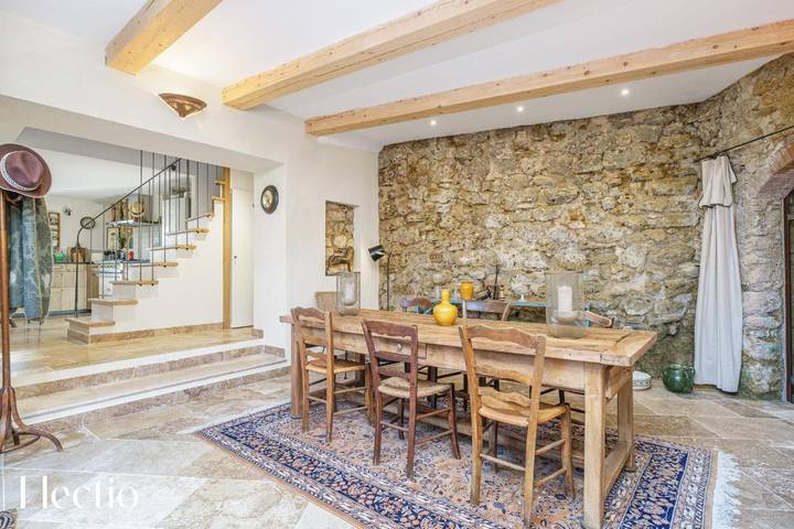 Location de vacances pour 8 personnes, avec jardin et terrasse à Vaugines - 2