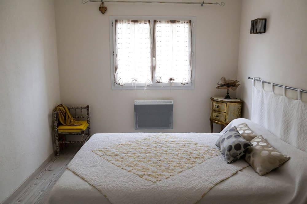 Le Pavillon: Holidays and Hikes, Thermal Cures, Heritage and Festivals in Prades, Prades region
