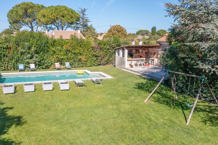 Location de vacances pour 10 personnes, avec jardin et terrasse, adapté aux familles à Saint-Étienne-du-Grès - 2