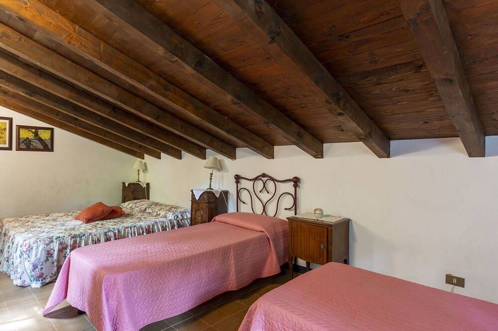 Preciosa casa de vacaciones privada con patio, mascotas permitida y vista panorámica in Pantai (Costarainera), Costarainera
