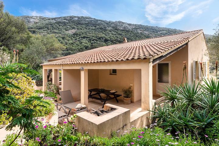 Gîte pour 4 personnes, avec piscine ainsi que balcon et jardin à Cargèse