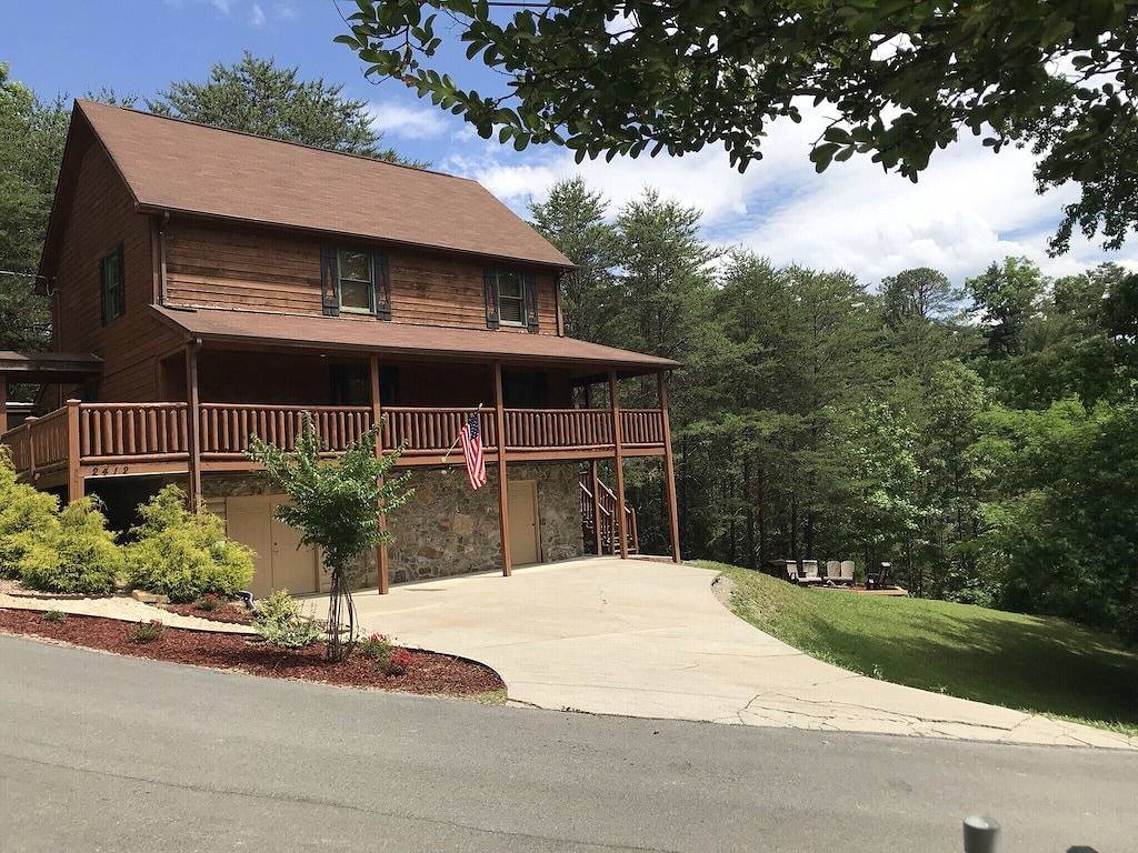 Log Cabin for 16 Guests in Waldens Creek, Sevier County