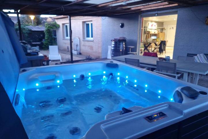 Location de vacances pour 6 personnes, avec terrasse ainsi que jacuzzi et jardin à Cournonsec