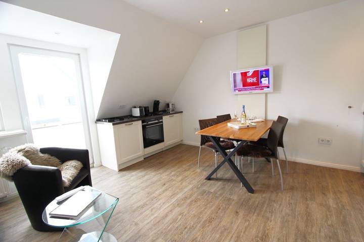 Ganze Wohnung, Modern eingerichtetes Ferienappartement auf 2 Ebenen im Herzen von Wenningstedt in Wenningstedt, Sylt
