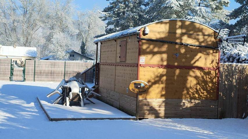 Tente pour 3 personnes, avec vue ainsi que vue sur le lac et jardin dans Île de France - 2