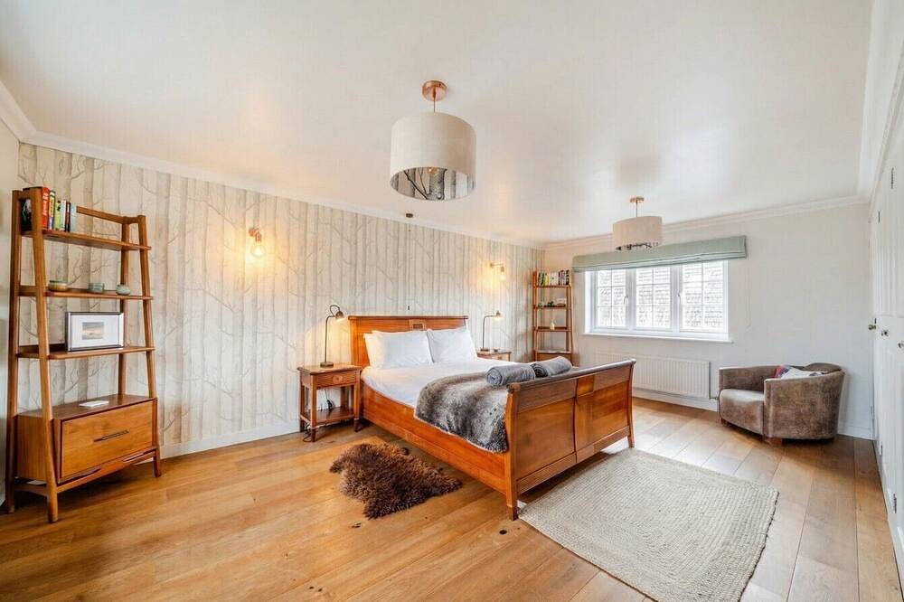 Wood-burning stove, fire pit and London in 90 minutes in Brockenhurst, Hampshire