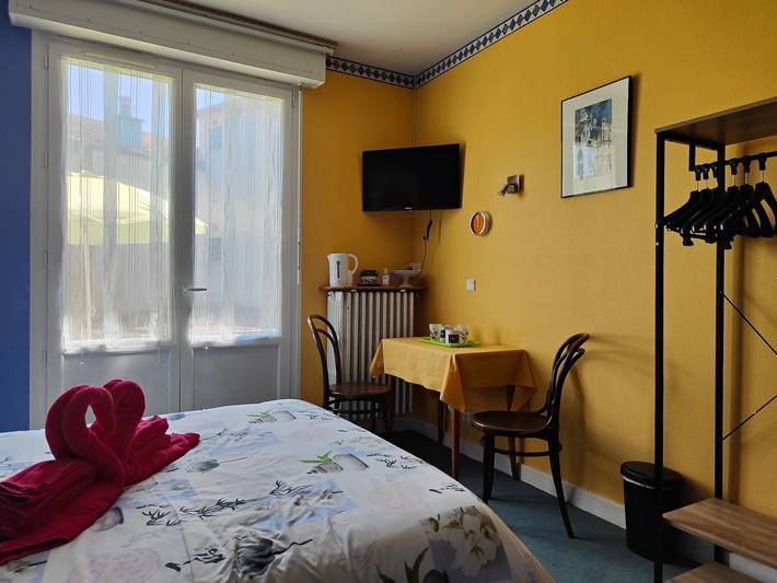 Chambre « Domaine du Cèdre » avec terrasse partagée, balcon et Wi-Fi in La Vôge-les-Bains, Région d'Épinal