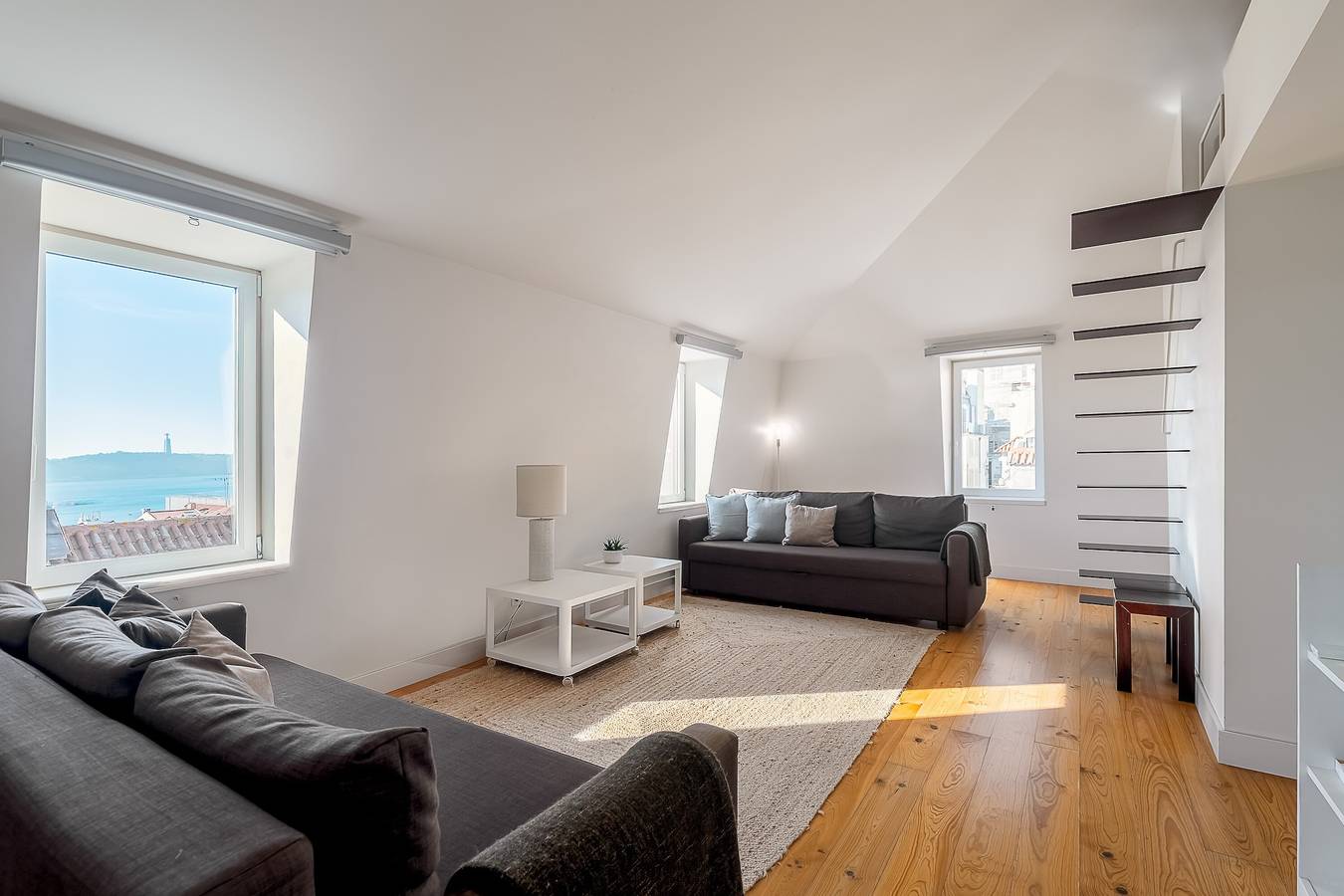 Apartamento entero, Apartamento 'Loft Bica con Vista al Río' con Wi-Fi y Aire Acondicionado in Misericórdia, Lisboa