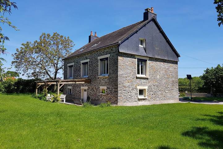 Location de vacances pour 15 personnes, avec Terrasse et Jardin dans La Chapelle-Gaceline
