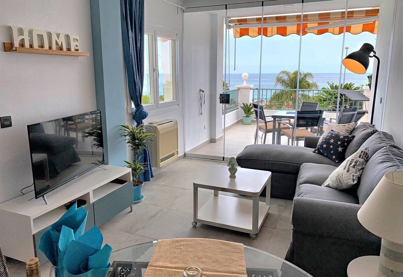 Geheel appartement, Mooi modern appartement aan het strand met zeezicht, Wi-Fi, airco en balkon in Playa de Burriana, Nerja