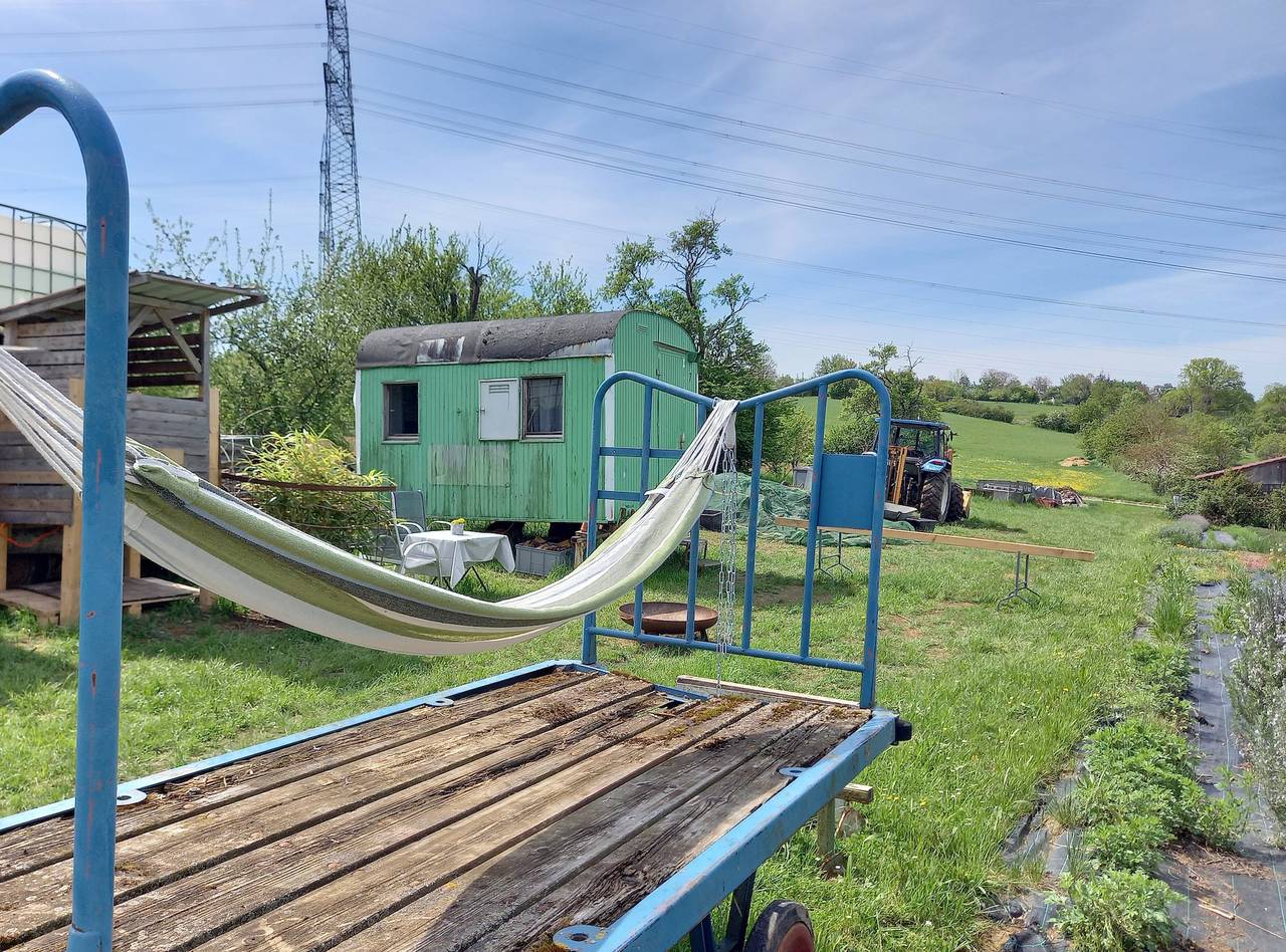 Ganze Ferienwohnung, Bauwagen 'Natur Pur/No.7' mit eigenem Freisitz und Blick über das Land. in Ötisheim, Nordschwarzwald