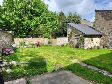 Gîte pour 8 personnes, avec terrasse ainsi que piscine et jardin à Saint-Gervais-d'Auvergne