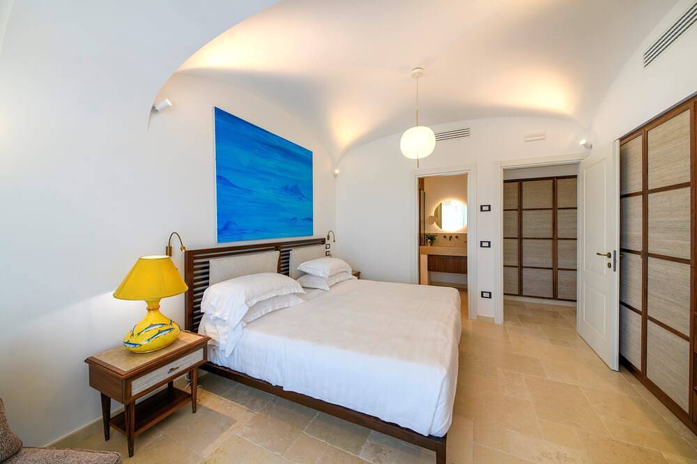 Big three bedrooms Villa on the ocean with exclusive garden and infinity pool in Chiaia, Ischia