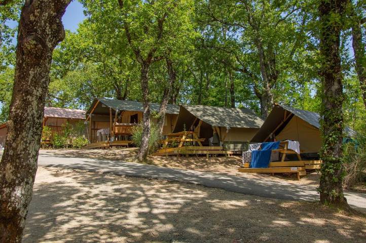Camping pour 2 personnes, avec Terrasse et Jardin ainsi que Bassin pour enfant et Piscine