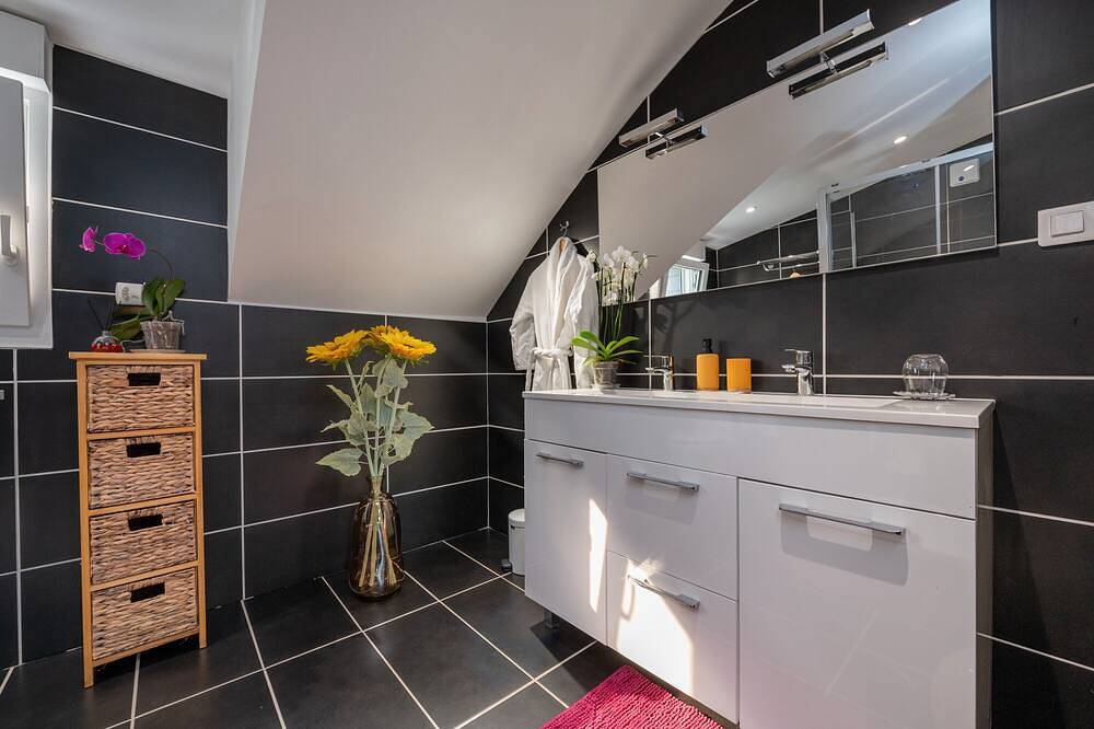 Habitación 'Gwened' con terraza compartida, Wi-Fi y aire acondicionado in Ploeren, Côte des Mégalithes