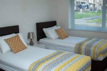 Apartment for 4 People in Crawley, West Sussex, Photo 2