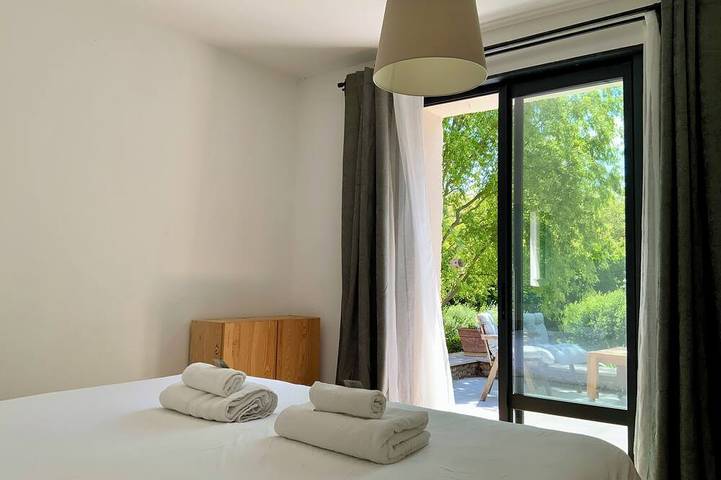 Location de vacances pour 8 personnes, avec piscine à Saint-Geniès-des-Mourgues