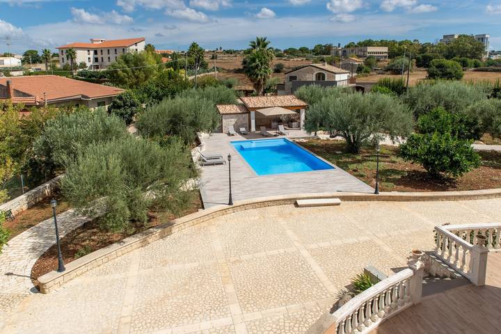 Villa Bartolomeo con piscina, giardino e Wi-Fi in Modica, Provincia di Ragusa