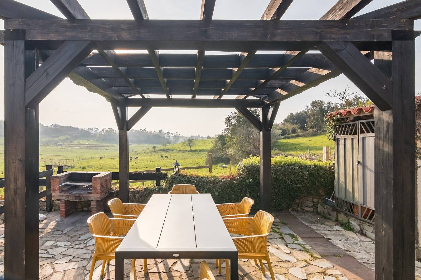 La casa del medio con jardin compartido en pleno corazón de Cantabria in San Vicente de la Barquera, Costa de Cantabria