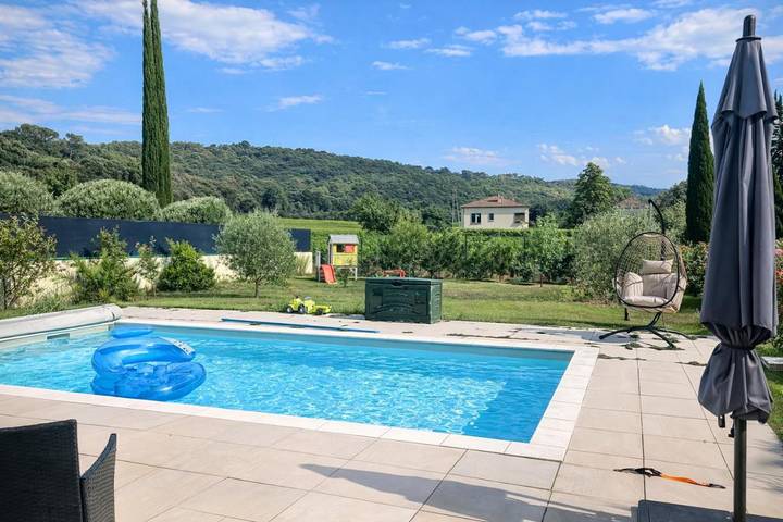 Villa pour 6 personnes, avec vue et terrasse ainsi que jardin et piscine