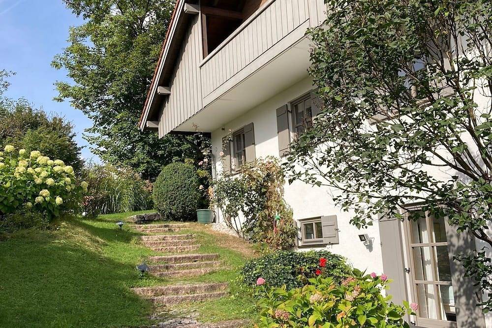 Wohlfühl-Ferienhaus am Bach mit großem Garten und Brauneck-Bergblick in Brauneck (Lenggries), Lenggries