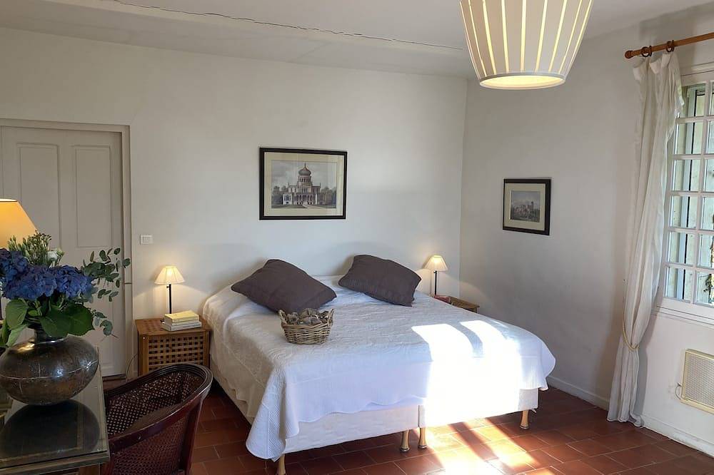 Traditional country house with unusual pool near Orange in Sérignan-du-Comtat, Vaucluse