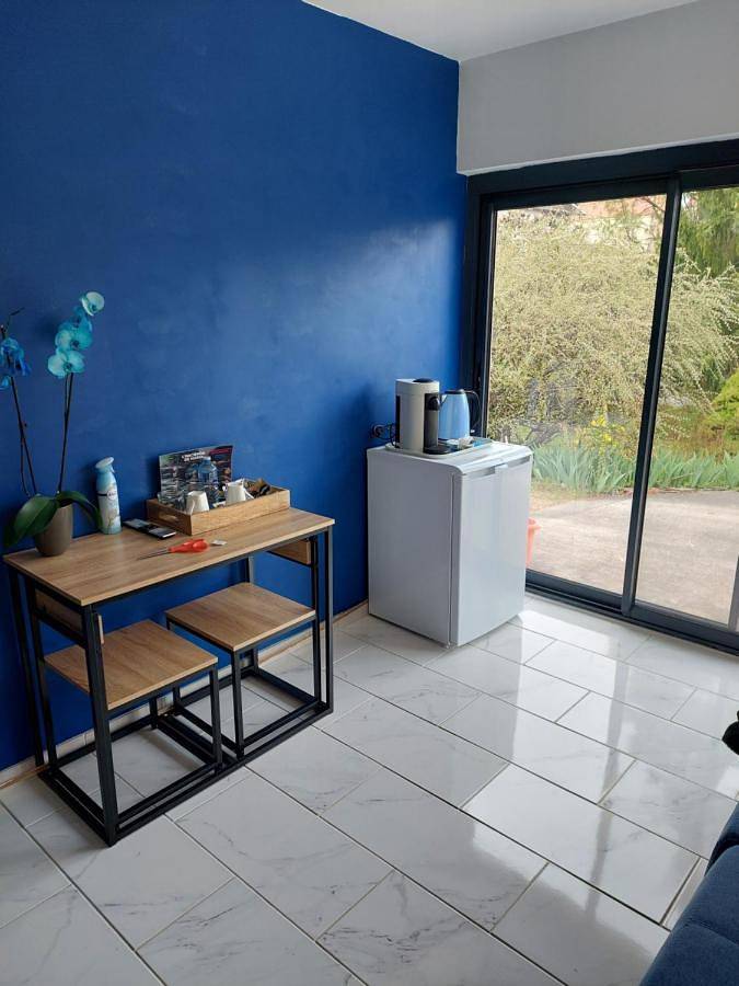 Gîte pour 2 personnes, avec piscine et terrasse ainsi que jardin et vue à Montchanin