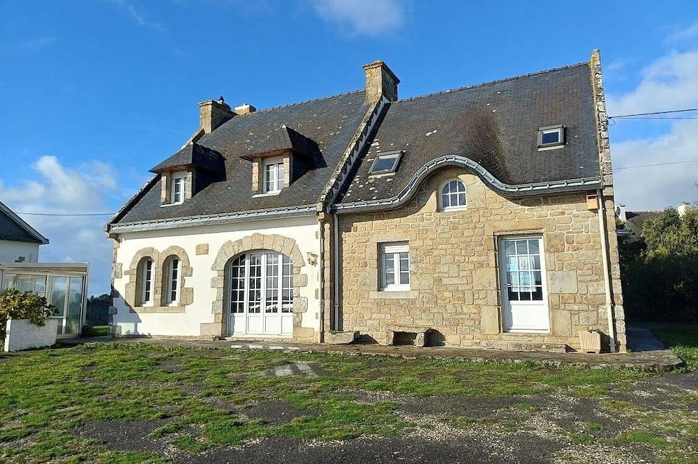 The House of Iniz er Mour in Sainte-Hélène, Côte des Mégalithes