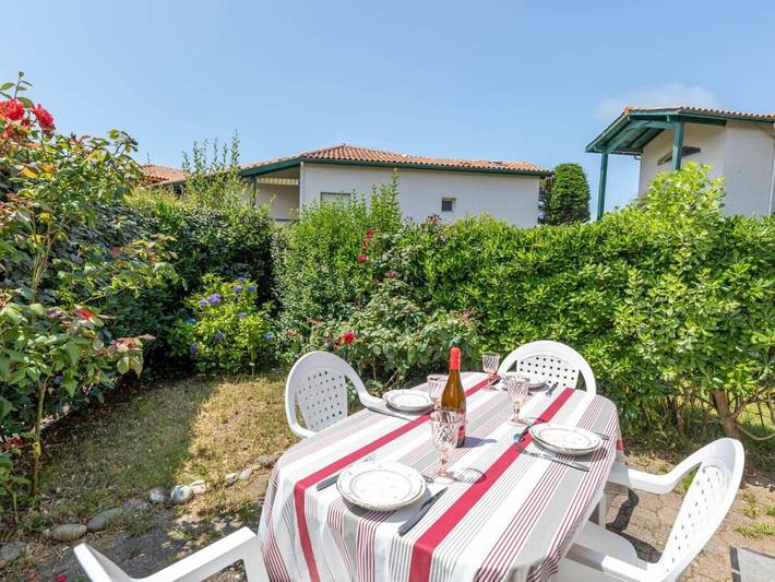 Appartement de vacances pour 4 personnes, avec terrasse ainsi que piscine et jardin