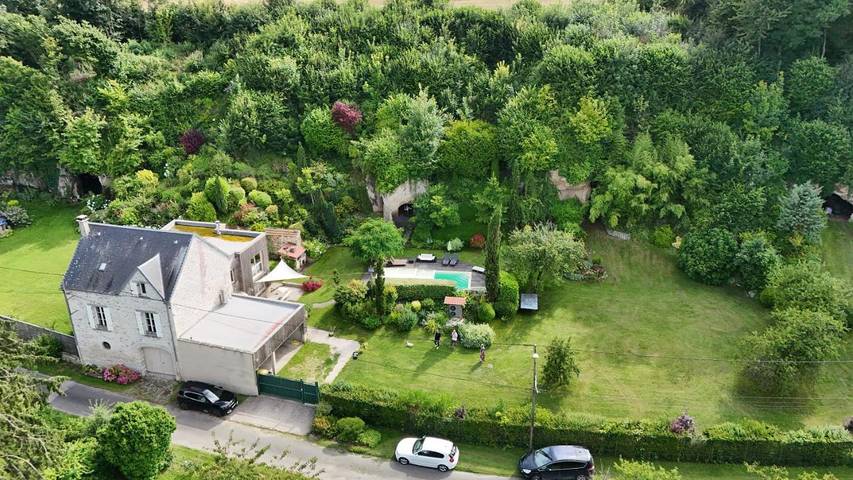 Location de vacances pour 15 personnes, avec Terrasse et Jardin ainsi que Bassin pour enfant et Piscine dans Unchair