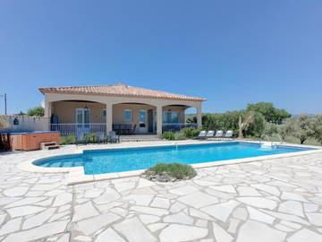 Location de vacances pour 8 personnes, avec jardin ainsi que terrasse et piscine, animaux acceptés à Aigne