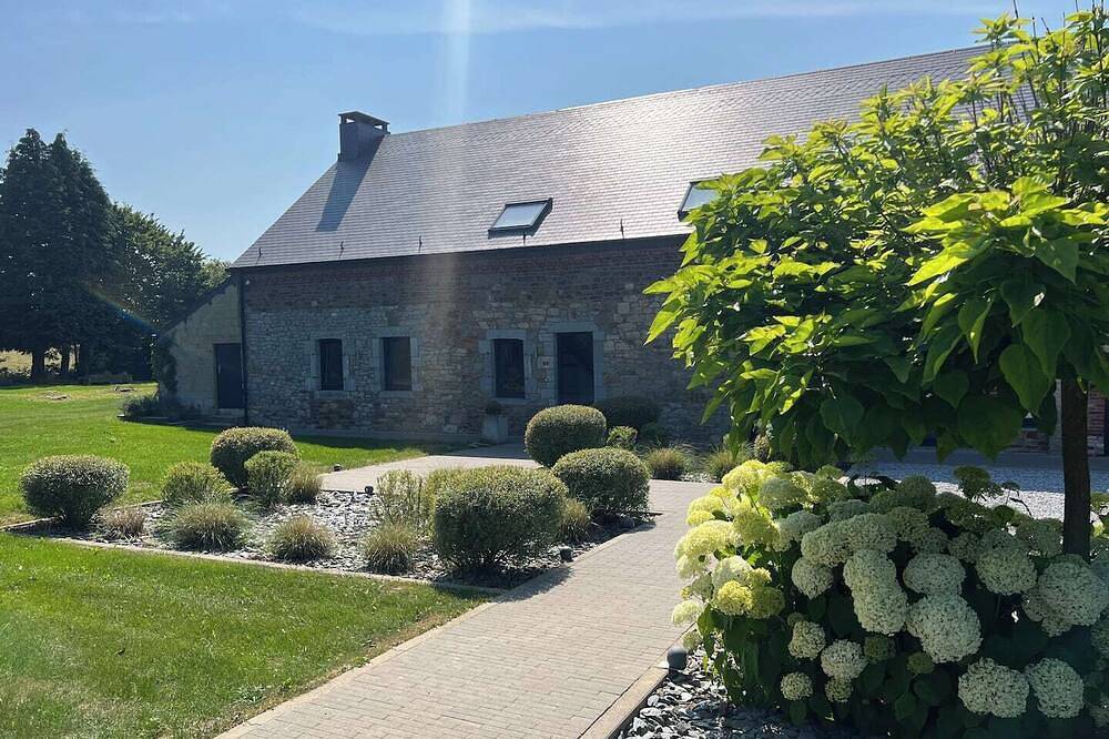 Exceptional villa with rural charm. Jacuzzi, pétanque court, nature, peace and quiet. in Momignies, Hennegau