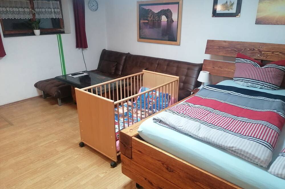 Ganze Wohnung, Erst 2022 neu renovierte Souterrainferienwohnung, nur 3 km neben Rothenburg in Gebsattel, Taubertal
