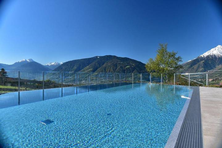 Apartmenthotel für 3 Personen, mit Balkon und Terrasse sowie Garten und Pool in Schenna