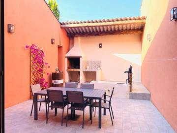 Gîte pour 6 personnes, avec terrasse à Cébazan