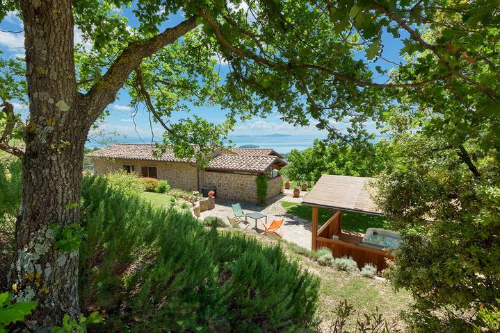 Casa vacanza per 10 persone, con Idromassaggio e Terrazza nonché Giardino a Tuoro sul Trasimeno