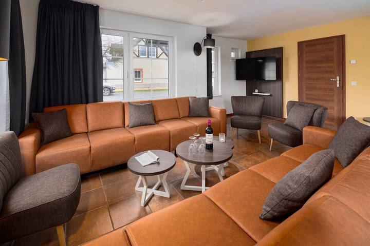 Ferienhaus für 14 Personen, mit Balkon/Terrasse und Terrasse sowie Garten und Pool in Ediger-Eller - 2