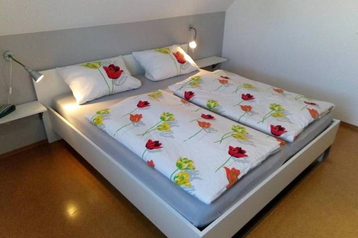 Ganze Wohnung, Gemütliches Ferienhaus (82qm) mit Terrasse auf 2 Etagen in Haundorf, Fränkisches Seenland