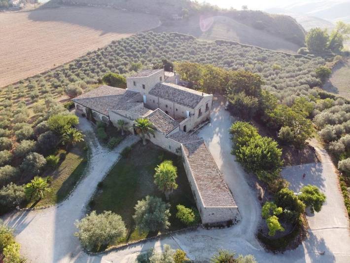 Gîte pour 3 personnes, avec Terrasse et Jardin ainsi que Piscine et Vue à Enna