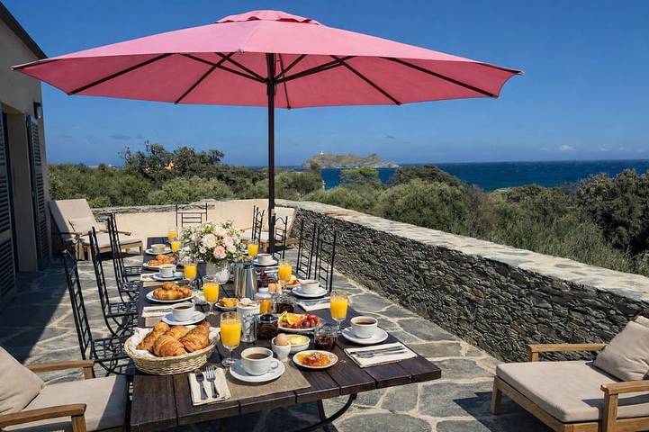 Location de vacances pour 12 personnes, avec jardin, animaux acceptés à Ersa