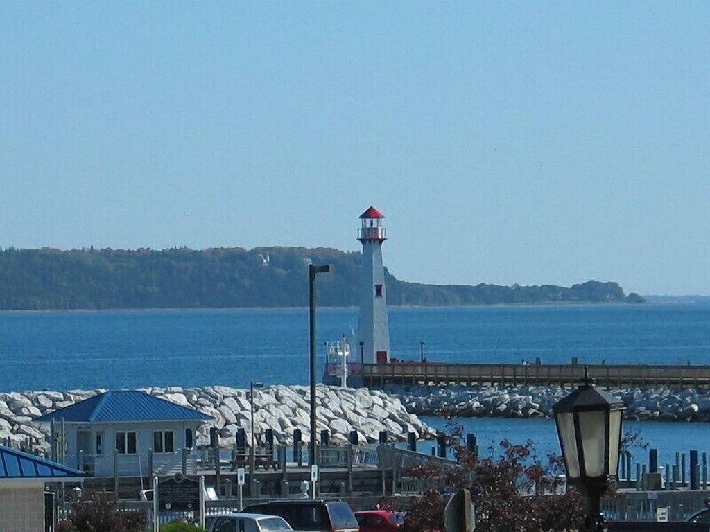 Ganze Wohnung, Pier Harbor Condo # 2-Downtown in St. Ignace, Mackinac County