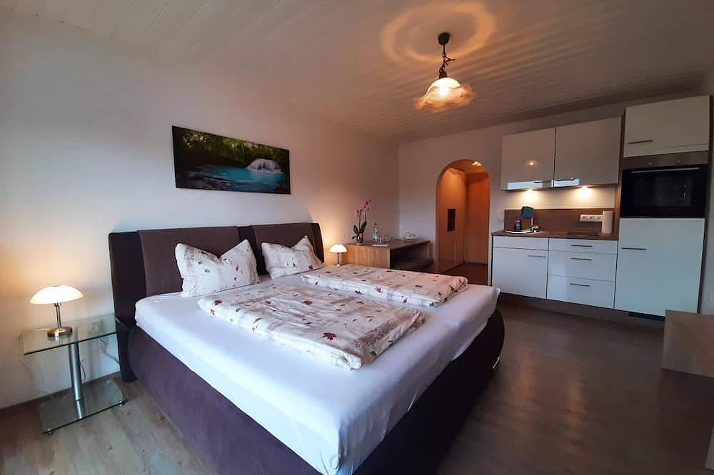 Apartamento inteiro, 1-room apartment (30 sqm) with west-facing balcony and free Wifi in Frauenau, Šumava Mountains