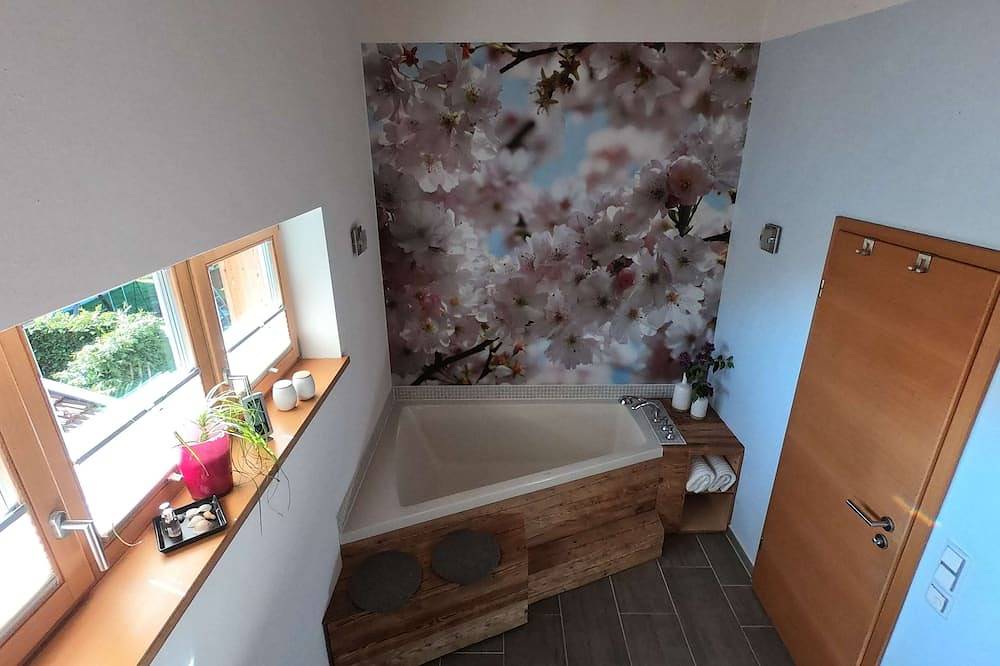 Ganze Wohnung, Apartment Schellenberg 20 exklusiv ausgestattet m. extra Sz, Balkon u. Terrasse in Bergen (Chiemgau), Chiemsee