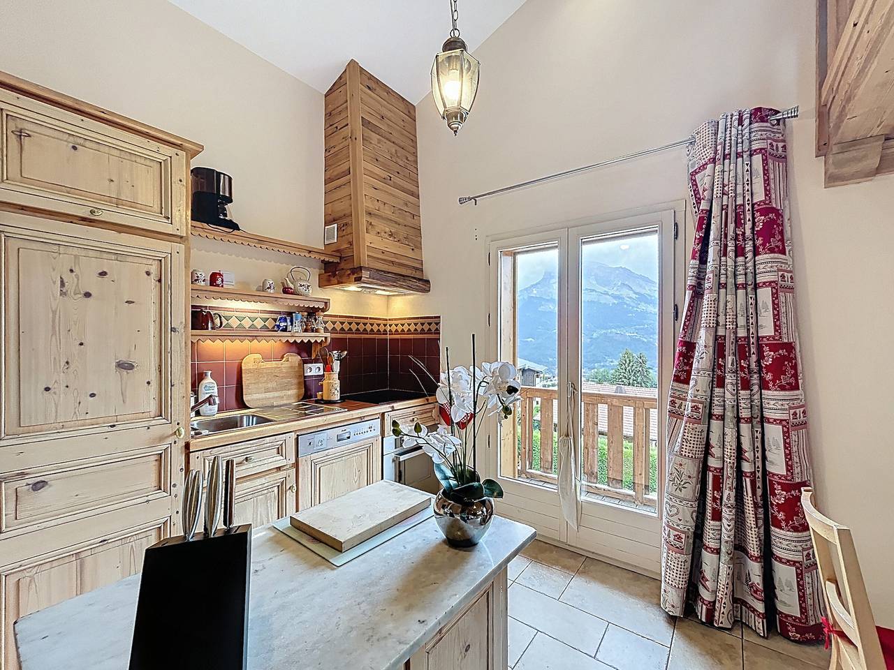 Entire apartment, 2-bed apartment, mezzanine, Mont Blanc view, village nearby, parking in Combloux, Pays du Mont-Blanc